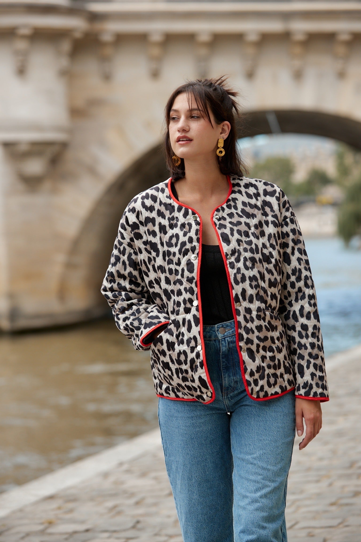 Veste à imprimé leopard détail rouge