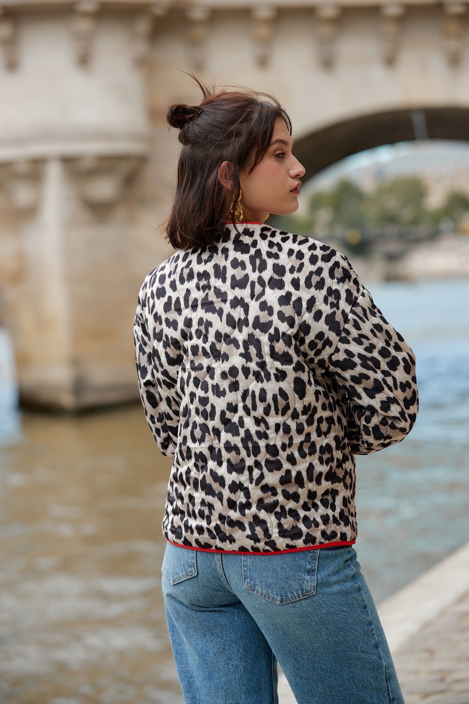 Veste à imprimé leopard détail rouge